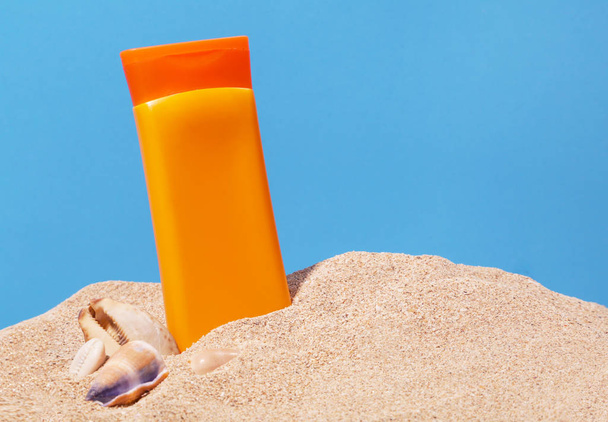 Blank suntan lotion container, skin protection during vacation - Foto, imagen