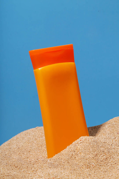 Blank suntan lotion container, skin protection during vacation - Foto, imagen