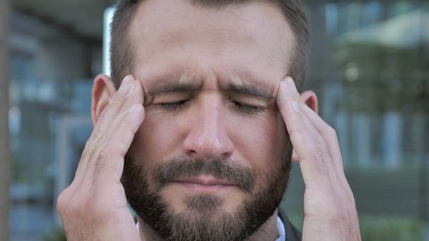Homme d'affaires barbu fatigué avec maux de tête, douleur
 - Photo, image