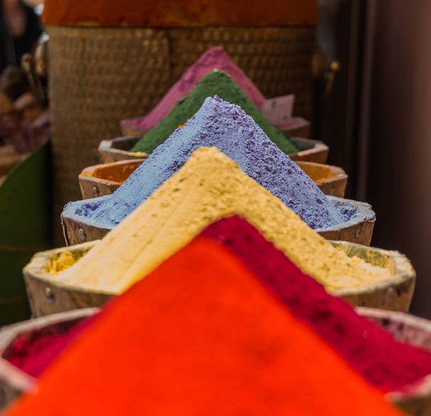 Une photo d'un ensemble d'épices exposées devant un vendeur de rue (Marrakech
). - Photo, image