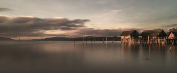  die Pfahlbauten am Bodensee mit Wolken - Foto, Bild