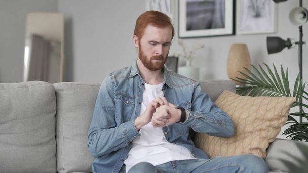 Beard Man Using Smartwatch - Foto, immagini