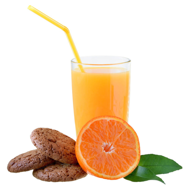 新鮮なオレンジ ジュース、オートミールのクッキーを白い背景に分離. - 写真・画像