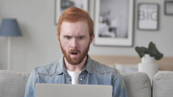 Dizüstü bilgisayar, hayretler içinde çalışan yaratıcı sakallı adam şok - Fotoğraf, Görsel