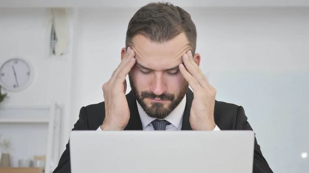 Dolor de cabeza, empresario estresado con dolor de cabeza
 - Foto, Imagen