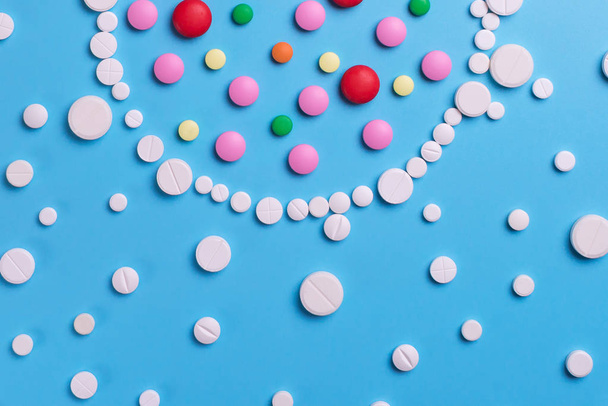 Pastillas de medicina farmacéutica, tabletas sobre fondo azul. Copiar espacio para texto
 - Foto, imagen