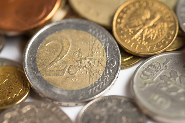 Na pozadí mince peněz. Dvě eura. Kopírovat prostor pro text - Fotografie, Obrázek