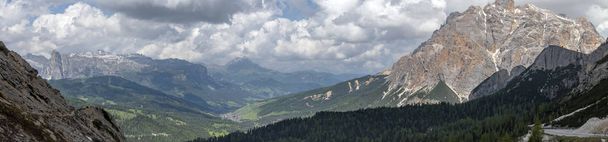 Jaro hory, panorama - zasněžené vrcholky italských Alp. Dolomity, Alpy, Itálie, Trentino Alto Adige. - Fotografie, Obrázek
