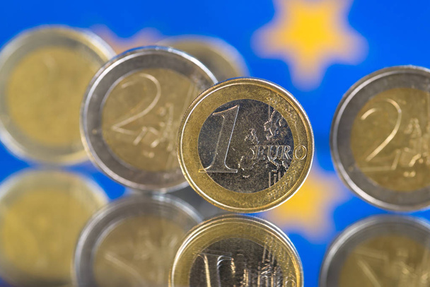 Monety euro na niebieskim tle. Kopiować miejsca na tekst - Zdjęcie, obraz