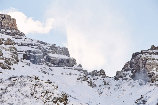 Δολομίτες βουνά καλυμμένα με χιόνι κατά τη χειμερινή περίοδο. Επαρχία Belluno, Ιταλία - Φωτογραφία, εικόνα