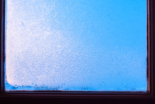Hintergrund aus gefrorenem Fensterglas, sehr starker Frost und Kälte, Textur in blauer Farbe, Kopierraum - Foto, Bild