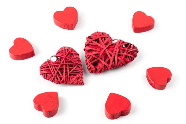 Coeurs de groupe ou rouges isolés sur blanc, six en bois et deux en paille
 - Photo, image