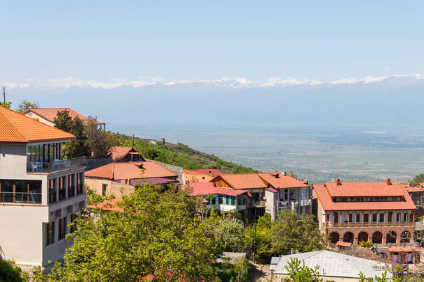 View on the Sighnaghi town and Caucasian mountains in Kakheti region, Georgia - Foto, Imagen