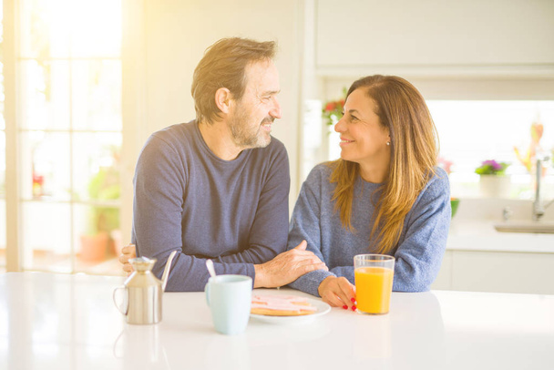Hermosa pareja romántica de mediana edad que tiene breaskfast saludable en la mañana en casa
 - Foto, imagen