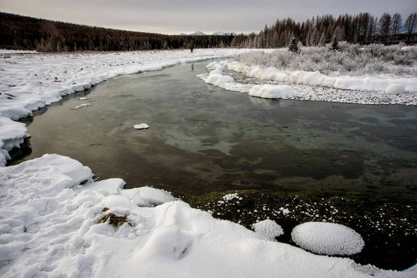 Zimní krajina u řeky při západu slunce - Fotografie, Obrázek