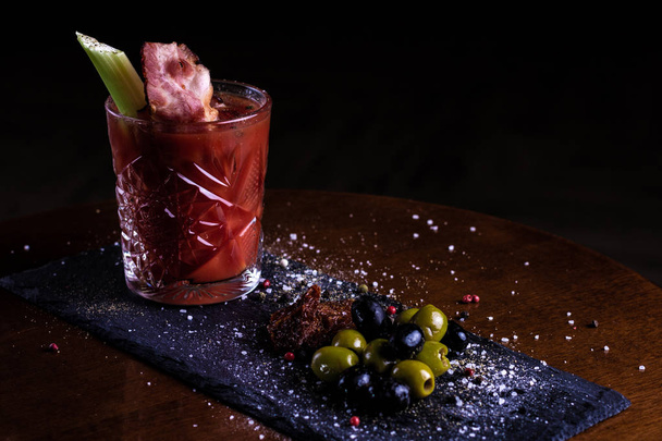Cocktail de Marie sanglante garni de bâtonnets de céleri, de bacon et d'olives
. - Photo, image
