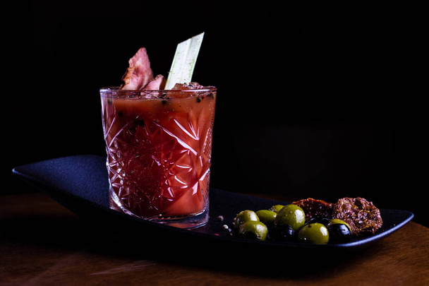Bloody mary cocktail decorado com paus de aipo, bacon e azeitonas
. - Foto, Imagem