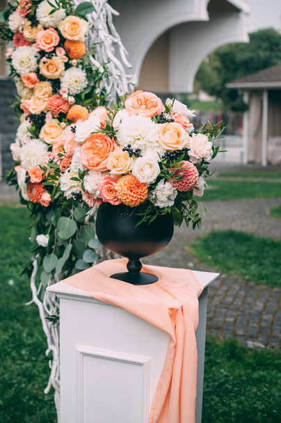 Πλατεία γαμήλια τελετή. Τόξου γύρου, είναι διακοσμημένα με λουλούδια, καταπράσινο τοπίο. Γαμήλιο χαριτωμένο, μοντέρνο ντεκόρ. Μέρος του την εορταστική διακόσμηση, ανθοδετική. - Φωτογραφία, εικόνα
