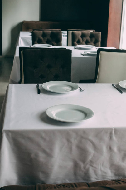 Gri arkaplanda güzel masa ayarları - Fotoğraf, Görsel