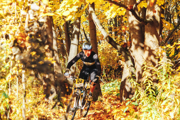 October 14, 2018 - Minsk, Belarus: 2018 Olympic Cross Country Cup XCO in Medvezhino man riding bicycle along forest trail - Foto, Imagen