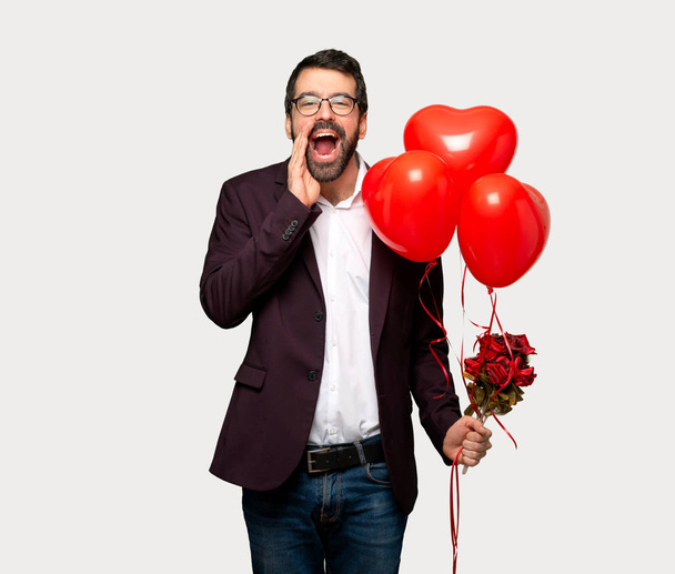 Mann im Valentinstag schreit und verkündet etwas vor isoliertem grauen Hintergrund - Foto, Bild