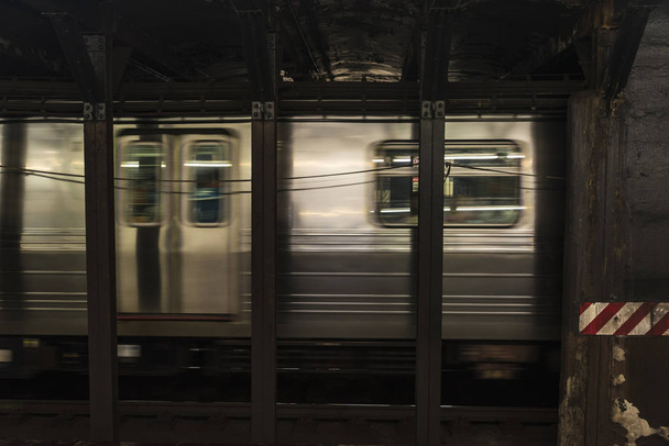Автомобіль поїзда в рух на станції метро Нью-Йорк, США - Фото, зображення