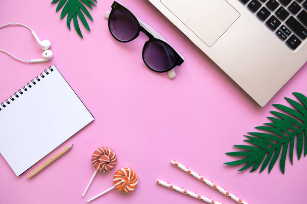 Arbeitsbereich in pinkfarbener Trendfarbe oder sommerlichem Design mit einem Konzept für den Start in den Urlaub. - Foto, Bild