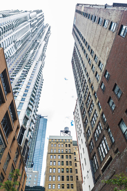 8 Spruce Street, connu sous le nom de Beekman Tower ou New York par Gehry, est un gratte-ciel conçu par l'architecte Frank Gehry à côté d'autres bâtiments à Manhattan à New York, États-Unis
 - Photo, image