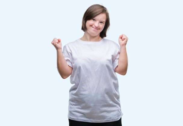 Genç Yetişkin kadın kutluyor izole arka plan üzerinde down sendromlu şaşırttı ve başarı için kaldırdı kollarını açarak hayret ve gözleri açık. Kazanan kavramı. - Fotoğraf, Görsel