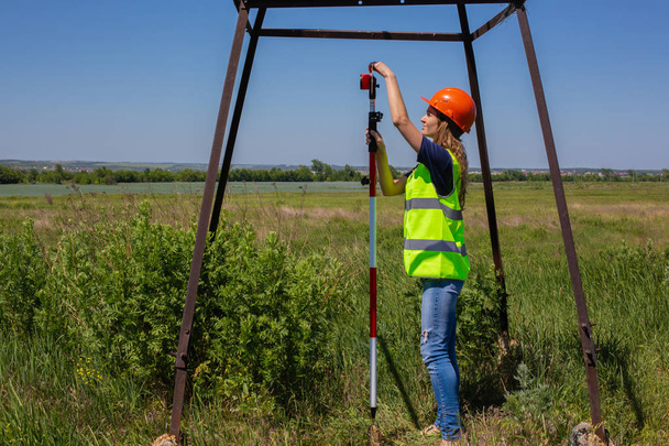 Profissional Feminino Land Surveyor com Theodolite
 - Foto, Imagem