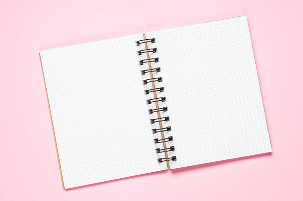 Notizblock und Stift leer auf rosa Draufsicht. - Foto, Bild