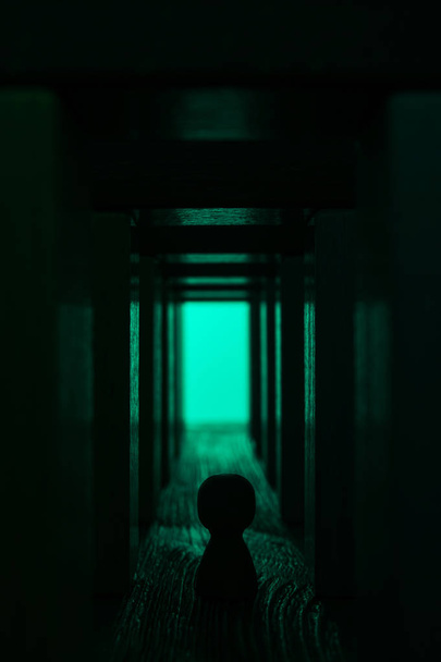 Lumière au bout du tunnel. Une silhouette près de la sortie du couloir abstrait. Homme abstrait marchant dans un couloir en bois mystique avec une lumière vive
. - Photo, image