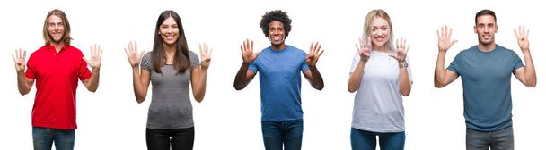 Skład grupy african american, hiszpanin i kaukaski ludzie na białym tle Wyświetlono i skierowaną w górę palcami Dziewiątka jednocześnie uśmiechając się pewnie i wygodnie. - Zdjęcie, obraz