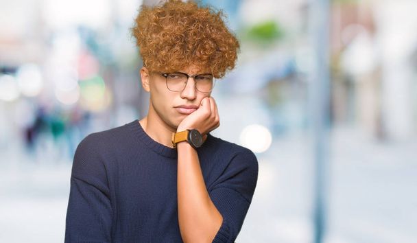 Mladý pohledný muž s afro brýle myšlení unavený a znuděný s depresi problémy s překřížením rukou. - Fotografie, Obrázek
