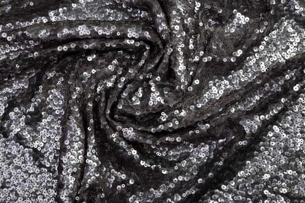 paño negro con lentejuelas redondas de metal, forrado con pliegues
 - Foto, imagen