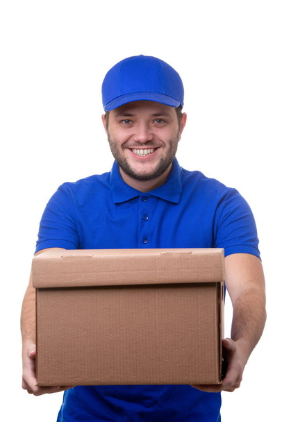 Bild eines glücklichen Mannes in blauem T-Shirt und Baseballkappe mit Pappschachtel - Foto, Bild