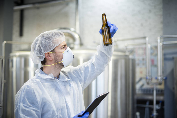 技師醸造所でビールの品質をチェックします。アルコール飲料の製造. - 写真・画像