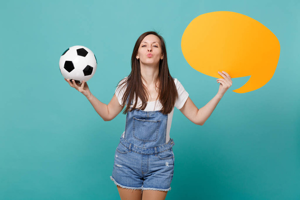 Csinos lány foci rajongó fel a fejjel támogat csapat foci labda üres üres sárga mondjuk felhő beszéd buborék fúj levegő csók elszigetelt kék türkiz háttér. Az emberek érzelmek sport járműcsalád-koncepció - Fotó, kép