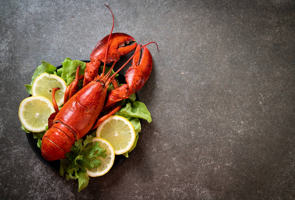 freshly boiled lobster with vegetable and lemon - Fotoğraf, Görsel
