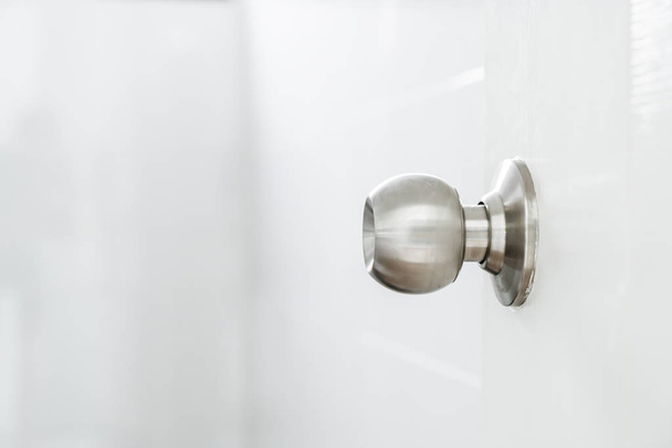 RVS deurknop op witte deur - Foto, afbeelding