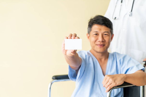 Asian senior patient wheelchair smiling with credit card - silective focus point - Foto, Bild