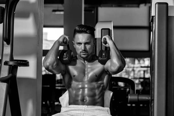 muscular man training in gym - Foto, immagini