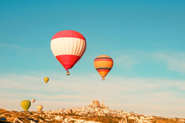 Barevné horkovzdušné balóny létání poblíž hrad Uchisar za úsvitu, Kappadokie, Turecko - Fotografie, Obrázek