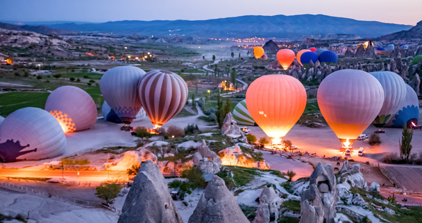 Πολύχρωμα αερόστατα πριν από την έναρξη του εθνικού πάρκου Γκιόρεμε, Καππαδοκία, Τουρκία - Φωτογραφία, εικόνα