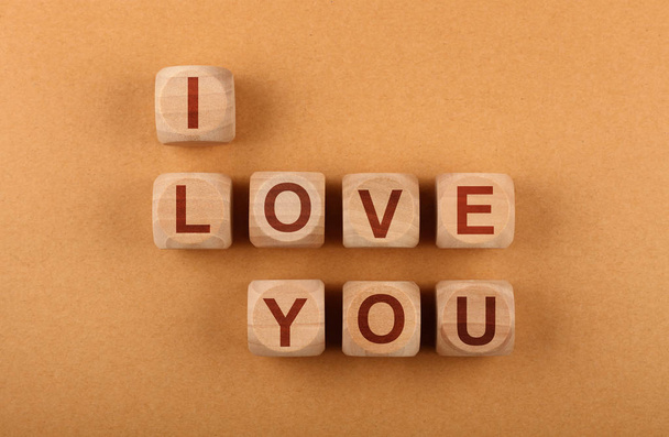 Üzerinde I Love You yazan tahta tabelalar. Kahverengi kraft kağıdının üzerinde fotokopi alanı, üst görünümü tam üstte. - Fotoğraf, Görsel