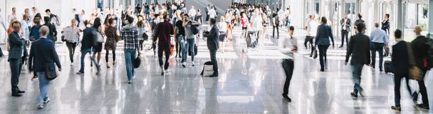 πλήθος επισκέπτες των εμπορικών εκθέσεων το περπάτημα σε ένα καθαρό φουτουριστικό corri - Φωτογραφία, εικόνα