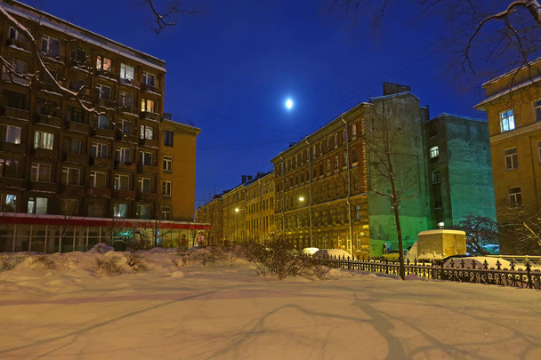 повний місяць на зимову ніч над міською вулицею
 - Фото, зображення