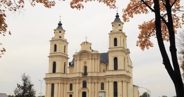 Budslau, Raión Myadzyel, Región de Minsk, Bielorrusia. Iglesia de la Asunción de la Santísima Virgen María en el Día de Otoño
 - Metraje, vídeo