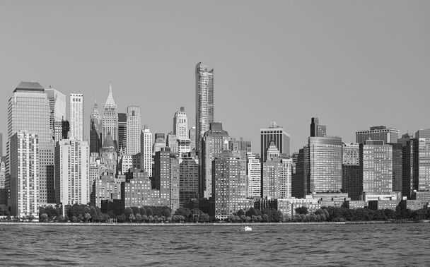 Черно-белое изображение набережной Нью-Йорка, США
. - Фото, изображение