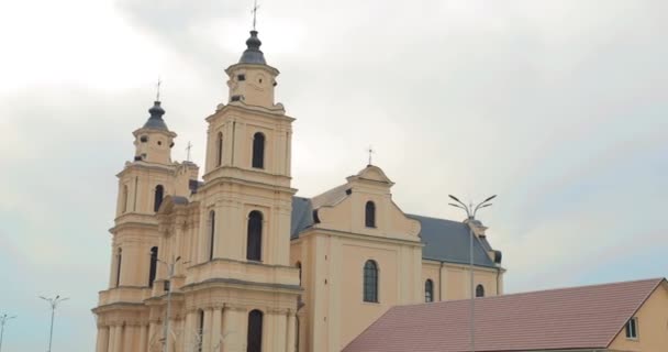Budslau, Myadzyel Raion, Minsk Region, Bělorusko. Kostel Nanebevzetí Panny Marie na podzim - Záběry, video